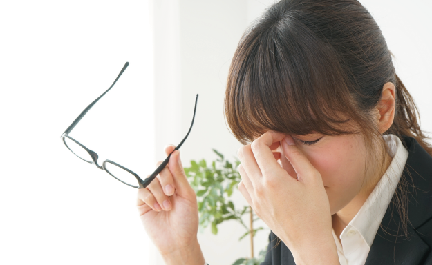 常見後天角膜受傷成因包括吹沙入眼_過度摩擦眼睛_做運動時發生意外_非正確使用及處理隱形眼鏡等.png